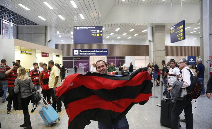Torcedores 'desavisados' vão ao Galeão, mas elenco do Flamengo fará desembarque alternativo