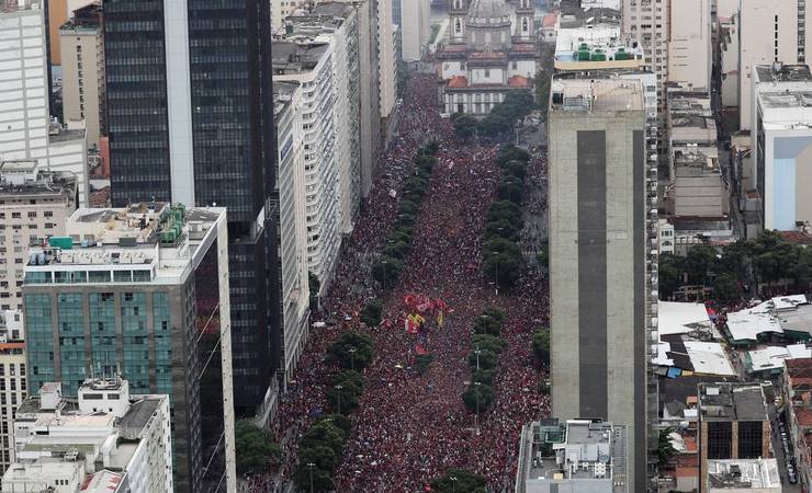 Jogadores do Flamengo chegam ao Rio após título da Libertadores; siga a festa