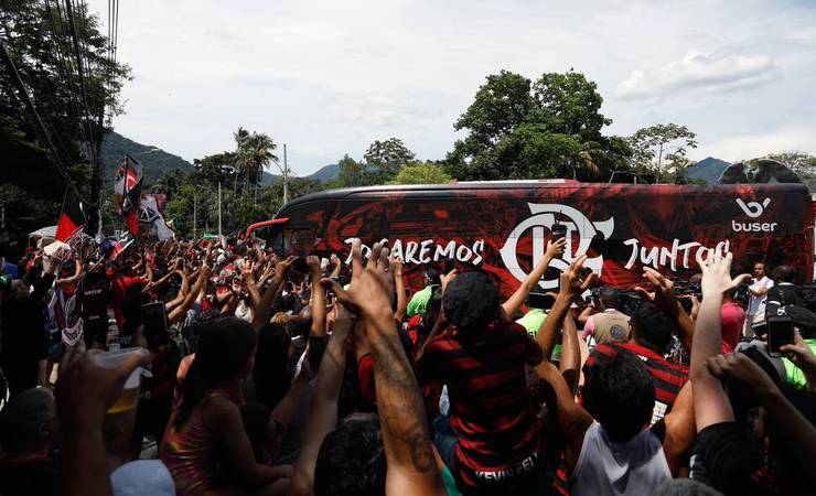 Flamengo é abraçado por 'AeroFla' antes de embarque para o Mundial de Clubes