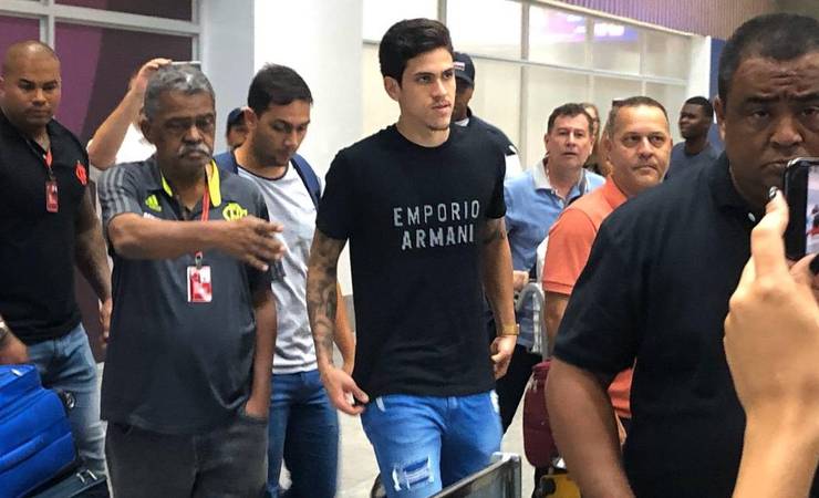 Pedro chega ao Rio para fechar com o Flamengo: 'Emoção muito grande'