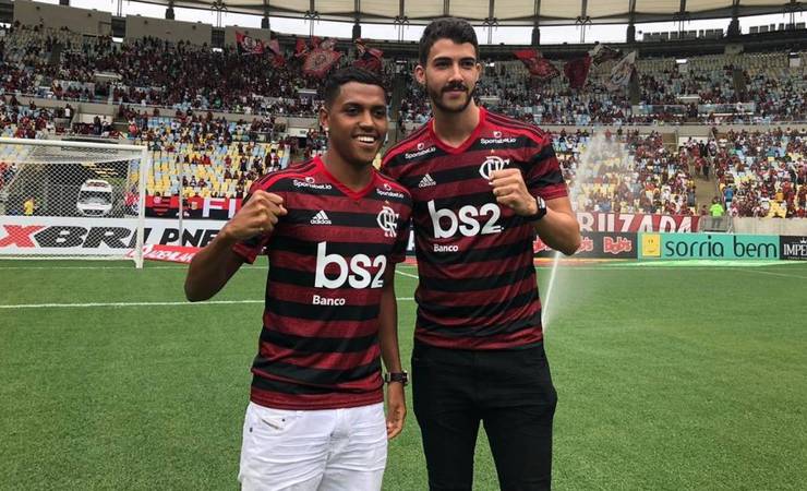 Pedro Rocha e Gustavo Henrique são apresentados à torcida do Flamengo no Maracanã
