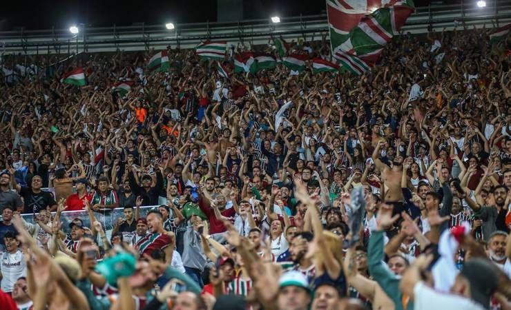 Torcida do Fluminense troca gritos de 'time assassino' por 'paguem as famílias' em clássico com o Flamengo