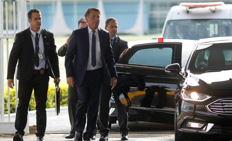 Bolsonaro recebe dirigentes do Flamengo e ouve pedido por mudanças na legislação