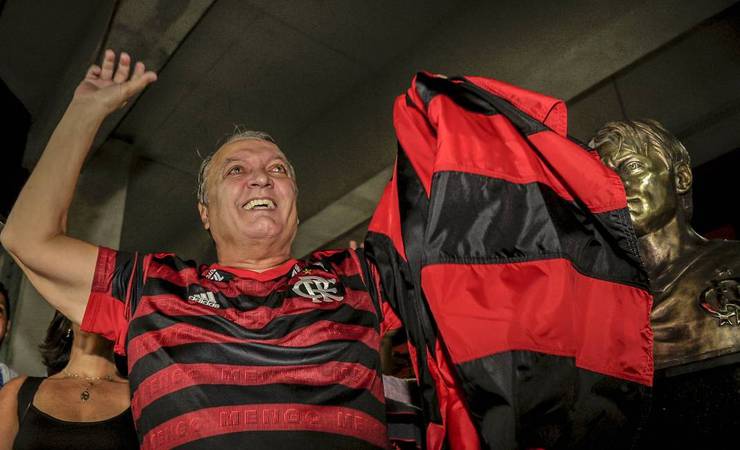 Leandro se emociona ao ser eleito 3º maior ídolo do Flamengo: 'Minha paixão desde pequeno'