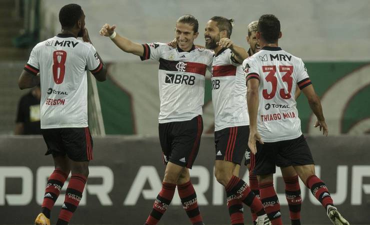 Flamengo sobra contra o Fluminense, mas se acomoda e vence por 2 a 1