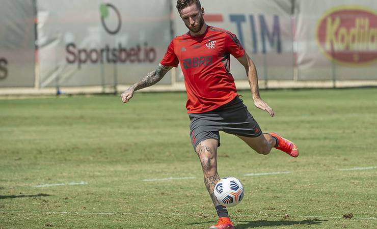 Léo Pereira se reapresenta ao Flamengo, faz teste de Covid e recebe multa