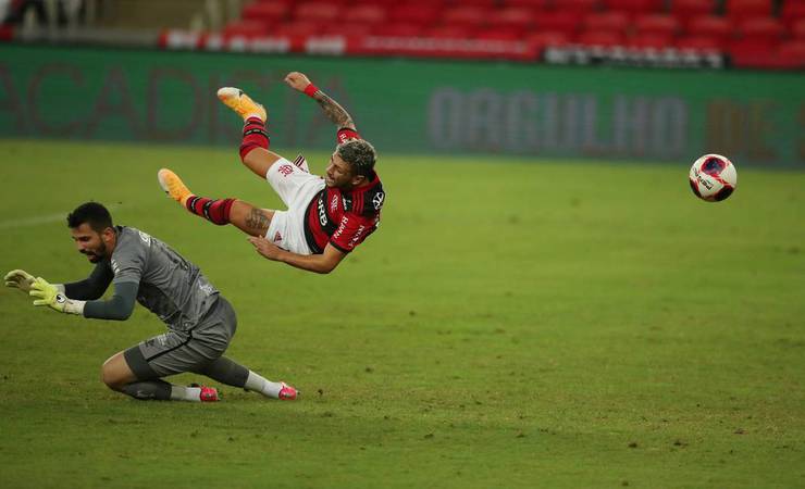 Flamengo e Fluminense querem transferir jogos para recuperar grama do Maracanã, alvo de críticas um mês após replantio