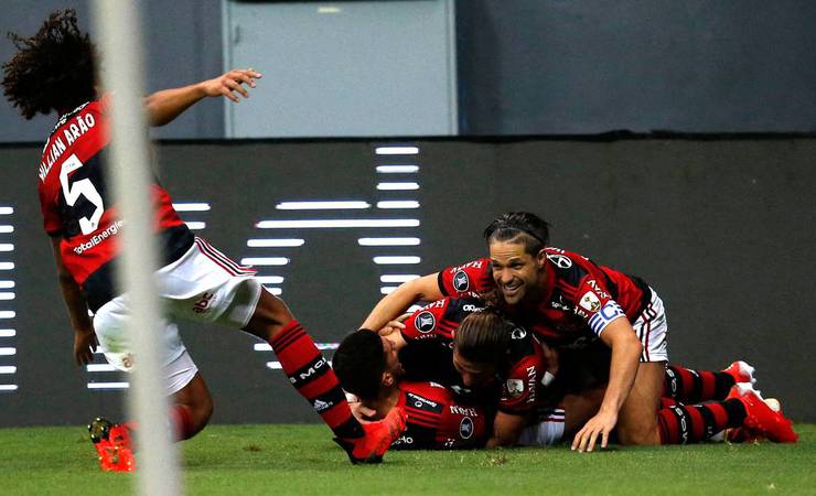Análise: Flamengo oscila em goleada sobre o Defensa y Justicia, mas aprende com o próprio erro