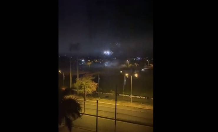 Marcos Braz filma fogos perto do hotel do Flamengo no Paraguai: 'Segue o jogo'