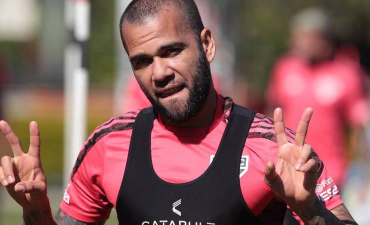 Fla, Flu ou Athletico? Prós e contras para Daniel Alves escolher seu destino até esta sexta-feira