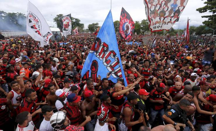 Com clima de festa, torcida rubro-negra faz ‘AeroFla’ para se despedir do elenco antes da final da Libertadores