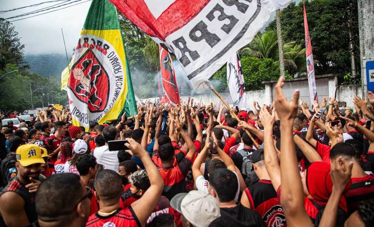 Com clima de festa, torcida rubro-negra faz ‘AeroFla’ para se despedir do elenco antes de final da Libertadores