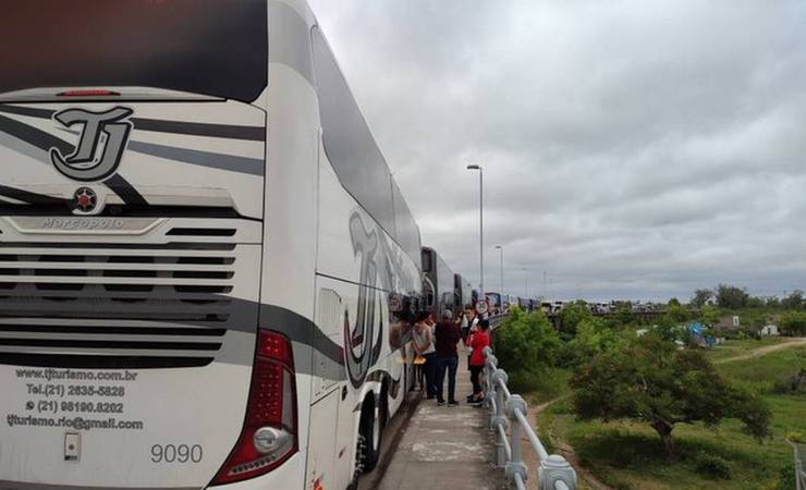Torcedores do Flamengo relatam demora na liberação de ônibus pelo Uruguai e temem não chegar para final