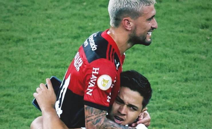 Flamengo: Arrascaeta quer entregar camisa a torcedor que invadiu o campo e pede ajuda da torcida para encontrá-lo