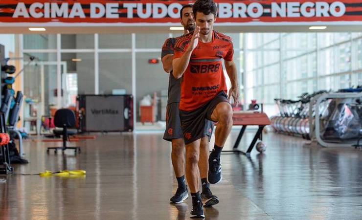 Joelho operado de Rodrigo Caio, do Flamengo, chama atenção por aparente inchaço. Entenda o motivo