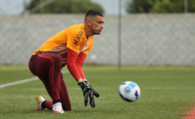 Flamengo encaminha acordo com o Athletico e aguarda goleiro Santos após a Recopa