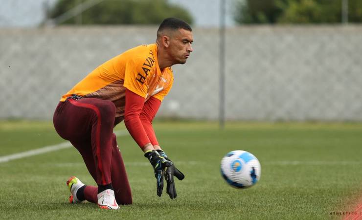 Vice-campeão com o Athletico, goleiro Santos fica mais perto do Flamengo, que ainda barganha valores