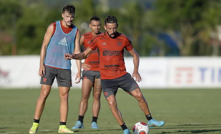 Após ser multado pelo Flamengo, Isla tem conversa com Paulo Sousa e volta aos planos do treinador
