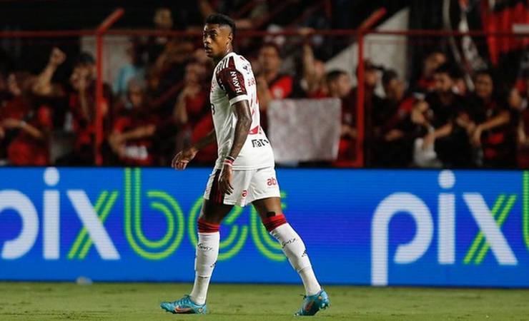 Em menos de uma semana, Flamengo dispensa dois da lateral esquerda, setor em crise com Paulo Sousa