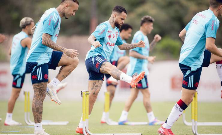 Michael treina normalmente no Flamengo, mas não é relacionado por opção técnica de Filipe Luís