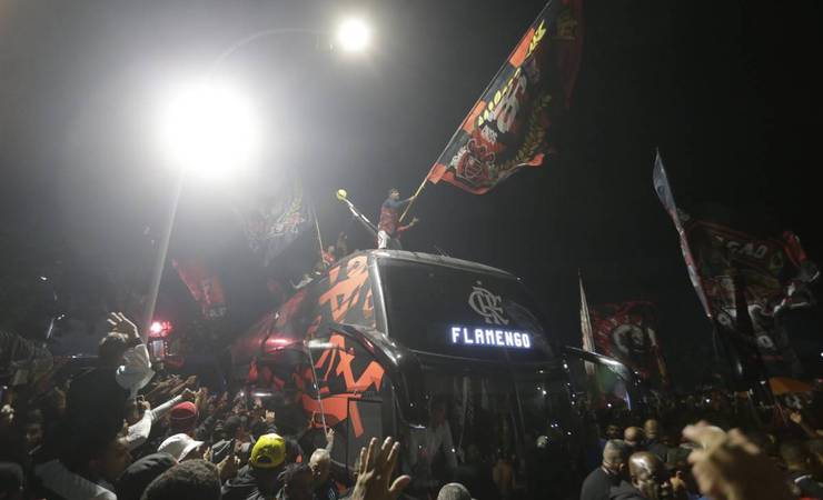 Com direito a 'AeroFla', Flamengo chega ao Galeão para embarcar para Copa do Mundo de Clubes