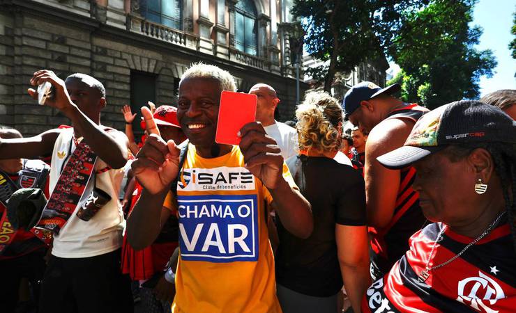 Alegria rubro-negra! Torcida celebra vitória na Libertadores e aguarda desfile