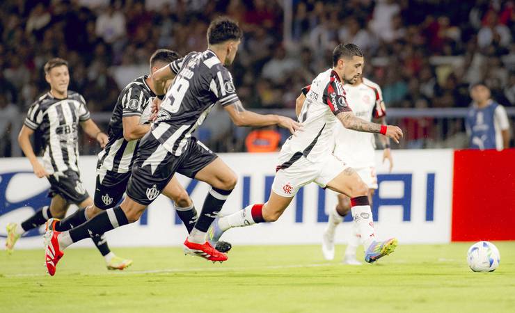 Flamengo sai na frente, mas sofre empate contra Central Córdoba e se complica na Libertadores