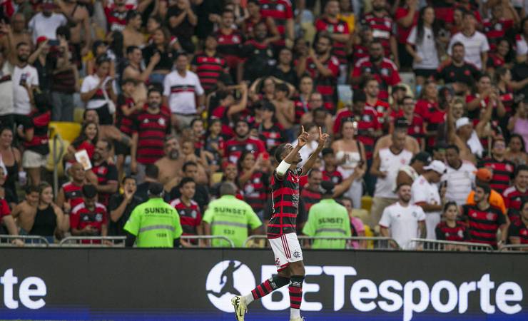 Com brilho de Lorran, Flamengo derrota o Corinthians e chega a liderança do Brasileirão