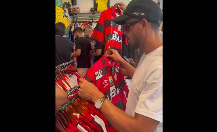 Matheus Nunes, do Manchester City, aproveita folga no Mundial para comprar camisa do Flamengo nos EUA