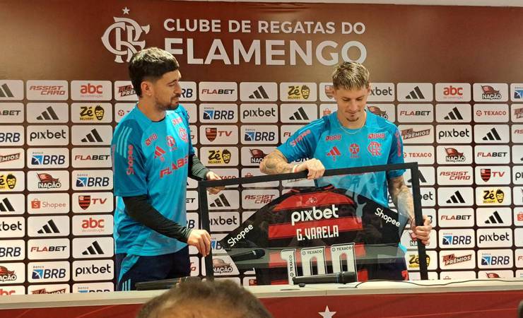 Varela recebe homenagem de 100 jogos pelo Flamengo das mãos de Arrascaeta e comenta renovação: 'Quase'