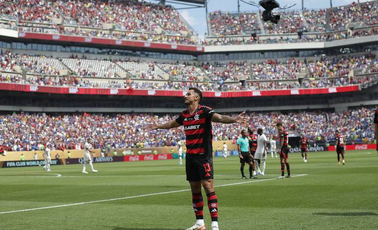 Danilo vira peça importante na defesa e no ataque do Flamengo, e pode emplacar sequência no Mundial