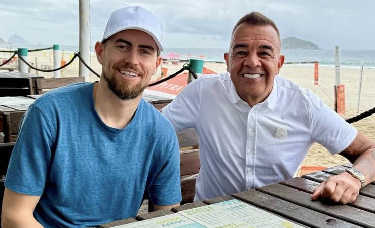 Na mira do Flamengo, Jorginho se encontra com empresário durante viagem ao Rio de Janeiro