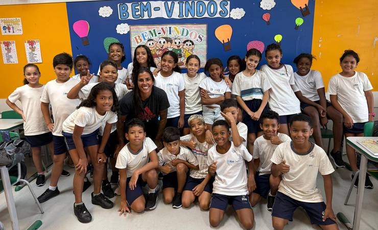 Flamengo distribui 450 kits escolares a alunos de colégios públicos do Rio