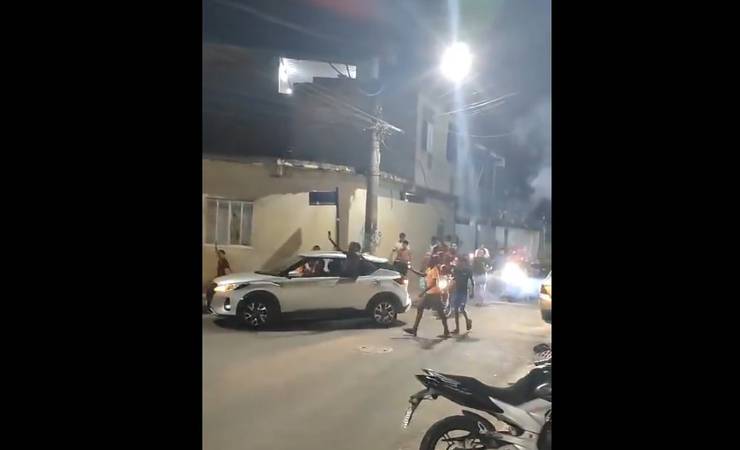 Festa na favela! Lorran, do Flamengo, tem recepção de ídolo na Cidade de Deus após brilho em vitória sobre o Corinthians