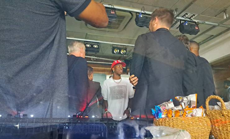 Vini Junior se junta a Ancelotti em camarote e acompanha Flamengo x Táchira