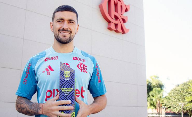 Imprensa uruguaia exalta Arrascaeta e Varela e comemora retorno de Viña em goleada do Flamengo