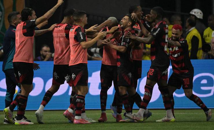 Flamengo vence o Palmeiras no Allianz Parque e encurta distância para a liderança do Brasileirão