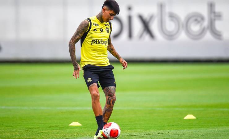 Pulgar sofre entorse no tornozelo em Flamengo x Botafogo e passará por avaliação
