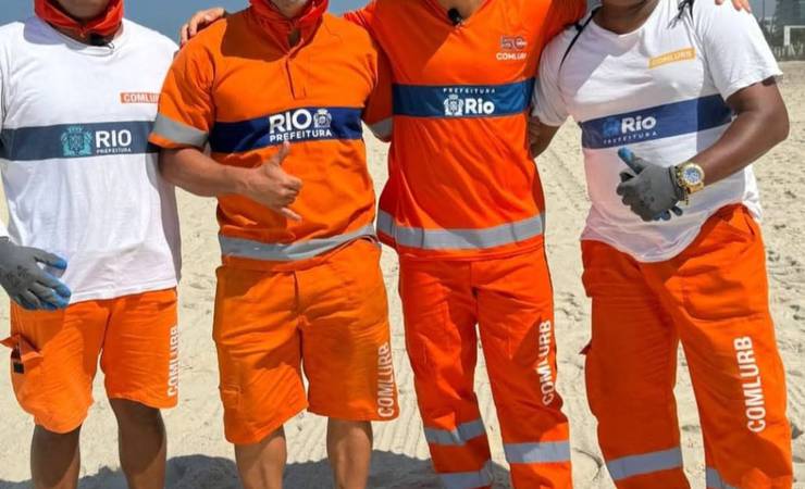 Diego Ribas atua como gari no Rio de Janeiro em ação com a Comlurb
