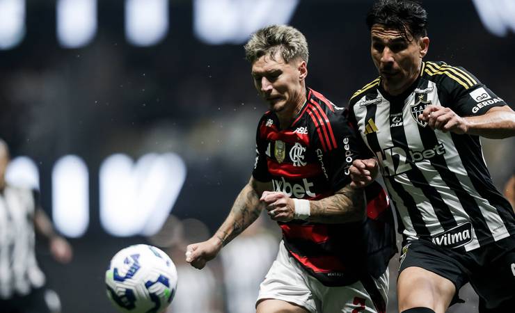 Agora número 1 da lateral direita do Flamengo, Varela deve assinar renovação nos próximos dias