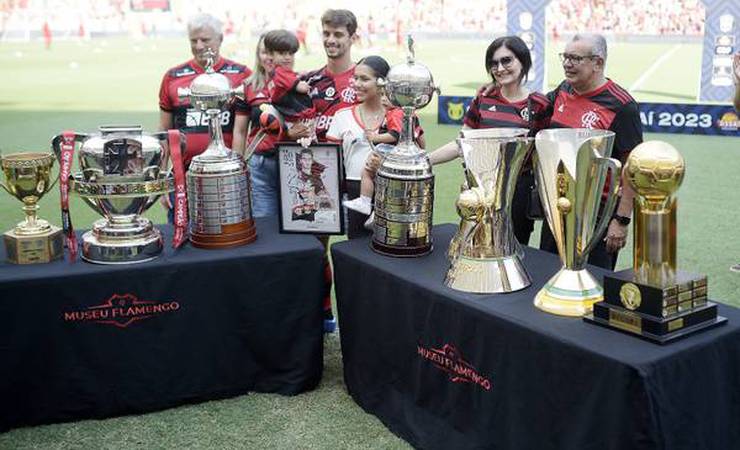 Entenda a ausência de duas taças do Flamengo nas despedidas de Rodrigo Caio e Filipe Luís