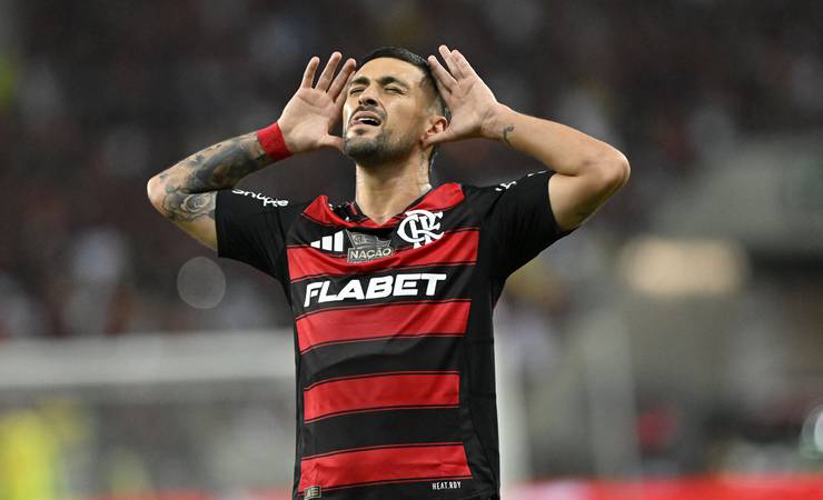 Arrascaeta reconhece momento de oscilações do Flamengo e aponta duelo contra LDU como "final"
