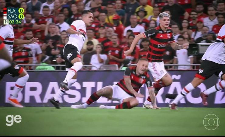 Após levar pisão, Everton Cebolinha é substituído aos 12 minutos de Flamengo x São Paulo
