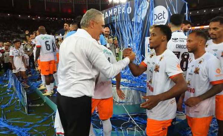 Tite dá medalha para o técnico do Nova Iguaçu e celebra título do Flamengo: "Emoção única"