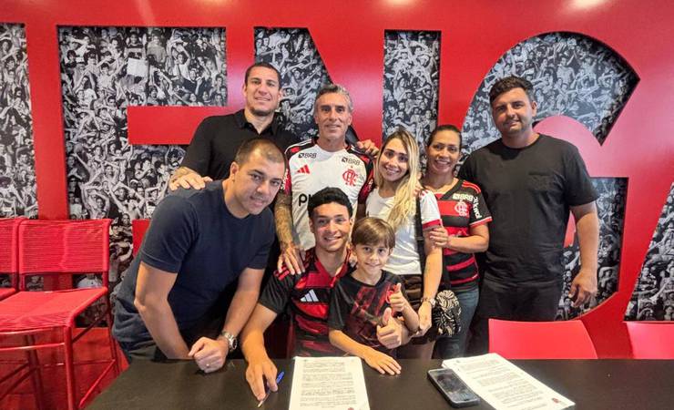 Com multa de R$ 300 milhões, joia da base assina primeiro contrato com o Flamengo