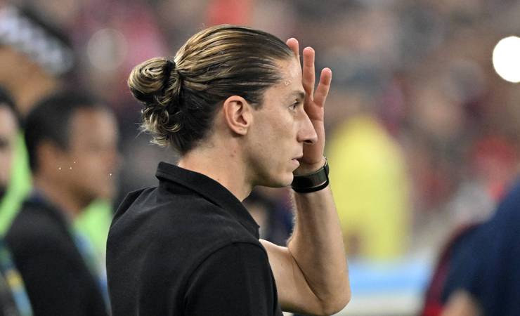 Filipe Luís cita convicção em trabalho no Flamengo e diz: "Turbulência é externa"