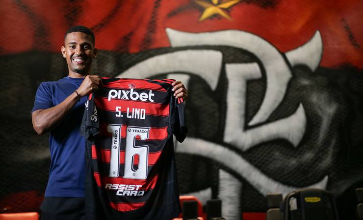 Samuel Lino apresenta credenciais e explica decisão de voltar ao Flamengo: "Maior clube do mundo"