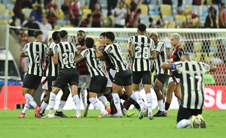 Flamengo x Botafogo termina em confusão, com pancadaria e expulsões; assista
