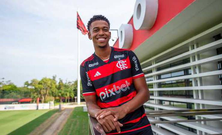 Flamengo anuncia contratação de Carlinhos: "Sonhei desde criança com isso"