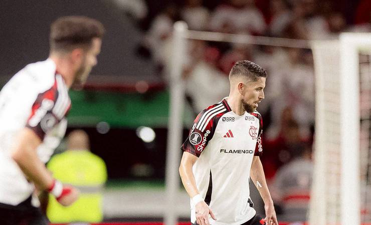 Saúl brilha como volante e Flamengo vence Internacional por 3 a 1 no Brasileirão